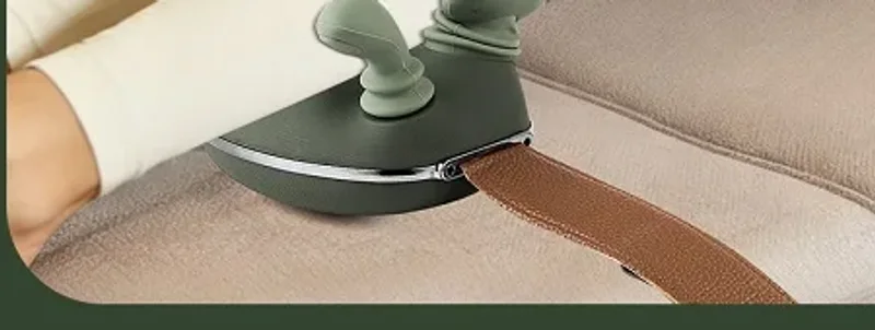 Das Massagegerät um eine Wade gelegt, der Ledergurt darum geschlossen
