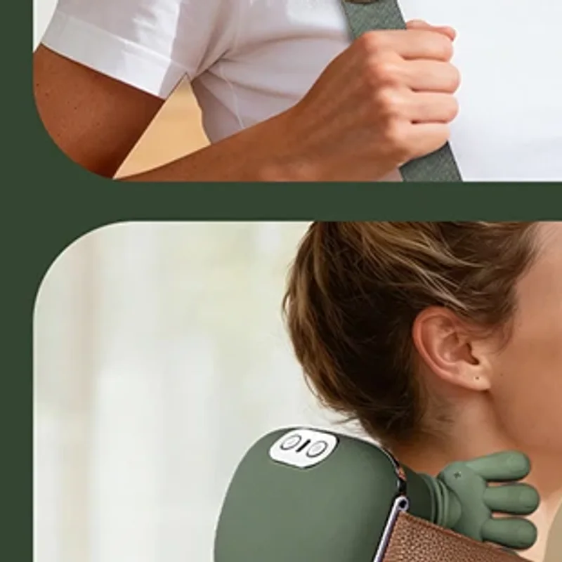 Der Schultergurt wird nach hinten gezogen, darunter das aufgesetzte Massagegerät von der Seite