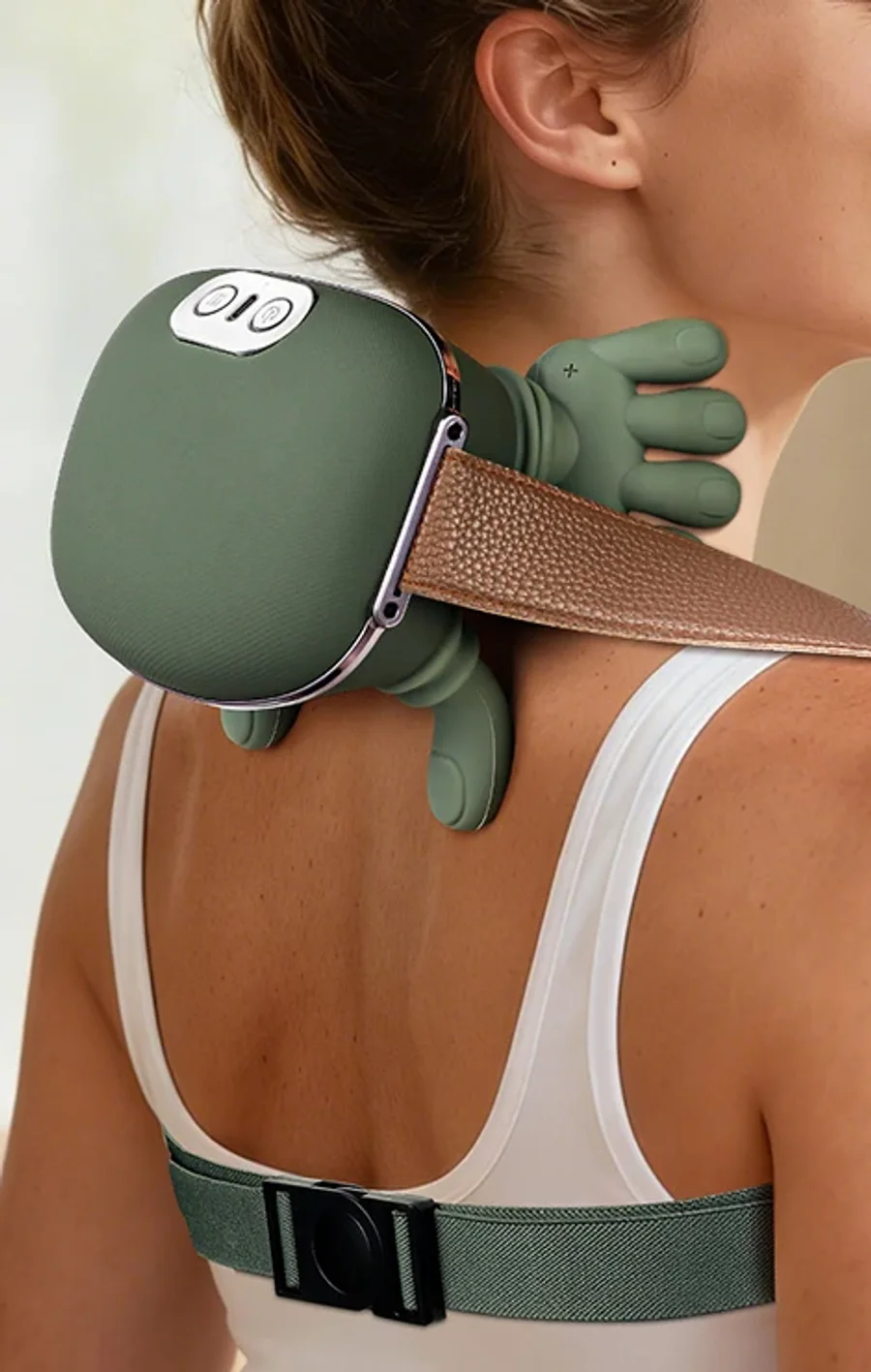Das Nackenmassagegerät von hinten auf der Schulter getragen, der Ledergurt über die Schulter und der Klickgürtel im Rücken geschlossen